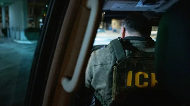 Polícia de imigração dos EUA atinge recorde de 50.000 detenções em julho