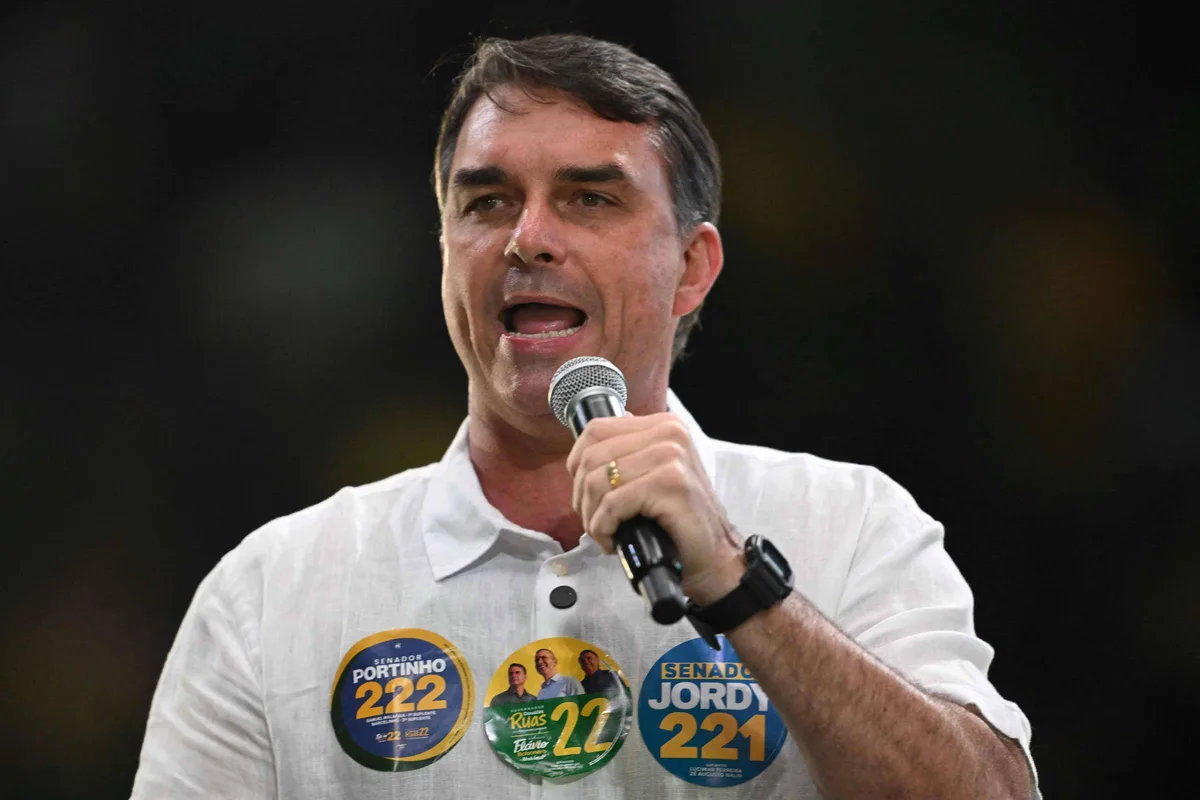 'Vocês vão parar no tempo?', diz Flávio Bolsonaro ao ser questionado sobre 'Dark Horse'
