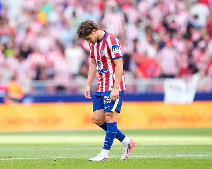 Julián Alvarez walks alone at Atlético in transfer saga with no end – and no winners | Sid Lowe