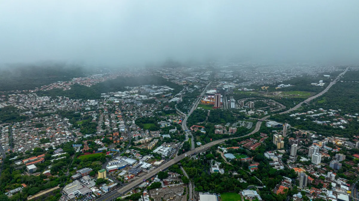 Onda tropical provoca lluvias y tormentas eléctricas en El Salvador, ofreciendo un alivio frente a las altas temperaturas