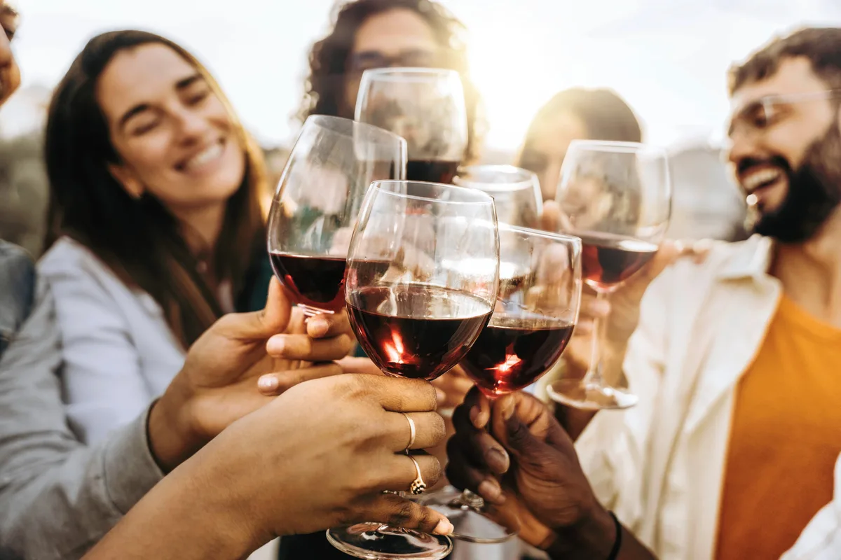 Un nutricionista detalló cuál es la bebida alcohólica que causa más resaca y cómo influye el color