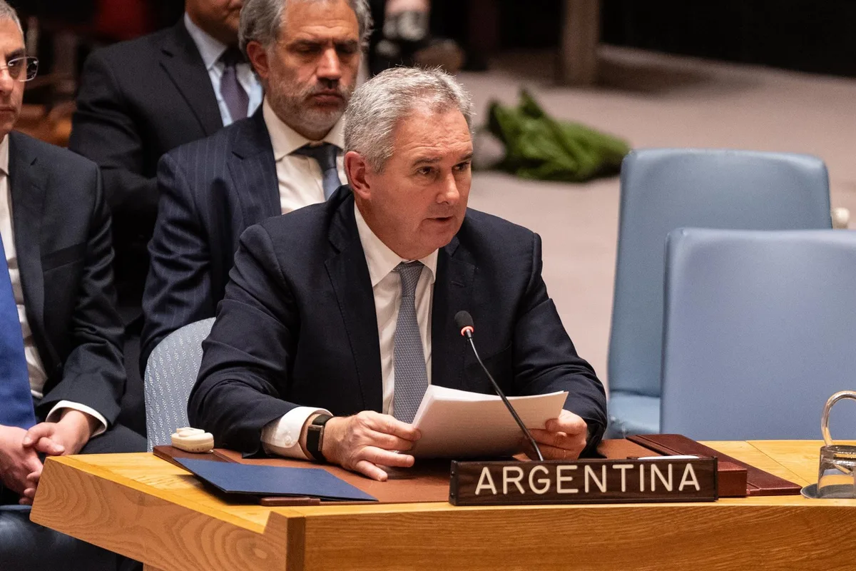 Ministros de Defensa y Exteriores de Argentina visitan en Ushuaia la zona en la que se prevé una base naval