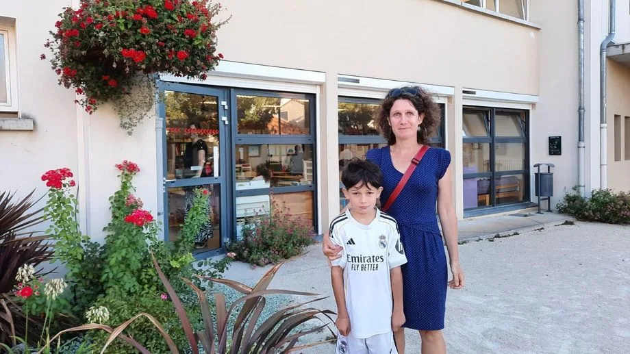 Plus de 2h15 de trajet par jour pour aller à l'école : une maman se mobilise pour son enfant malentendant