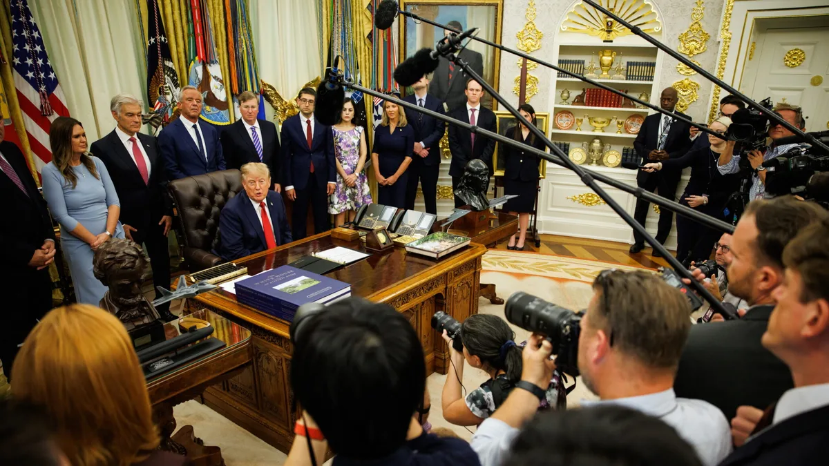 Cadeias de televisão CBS, NBC, ABC e Fox deixam de cobrir Trump em solidariedade com CNN