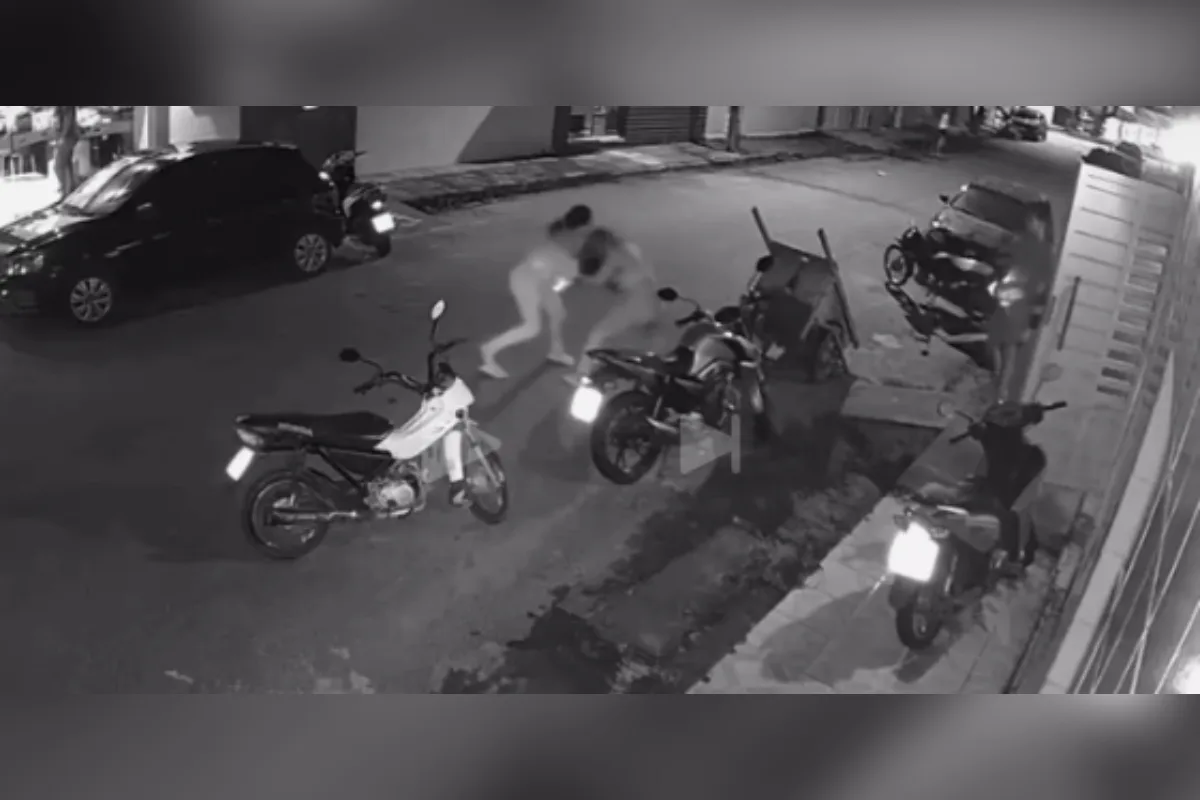 Enfermeira é esfaqueada por colega de trabalho em briga no meio da rua