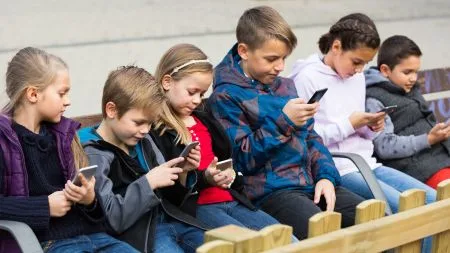 Jugendschutz im Netz: Kalifornien erlässt strenge Regeln für KI und Social Media