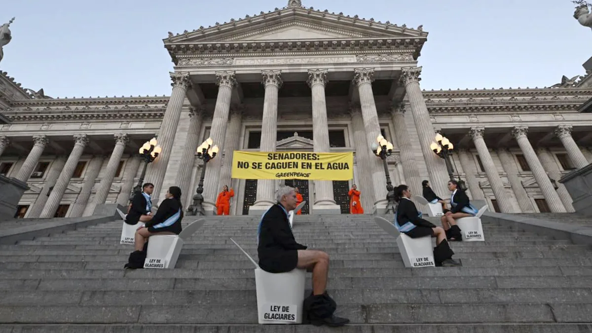 Procesaron a 12 militantes de Greenpeace por una protesta en el Congreso contra la Ley de Glaciares