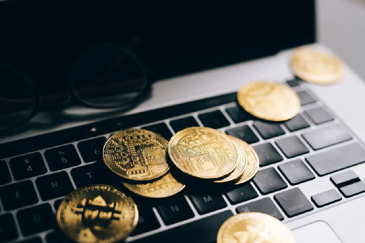 Habilitan los aportes en criptomonedas para la creación de empresas: qué cambia en el trámite