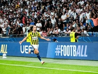 OL - Fenerbahçe. Guendouzi pourrait être suspendu 1 à 3 matches pour ses provocations envers les supporters lyonnais