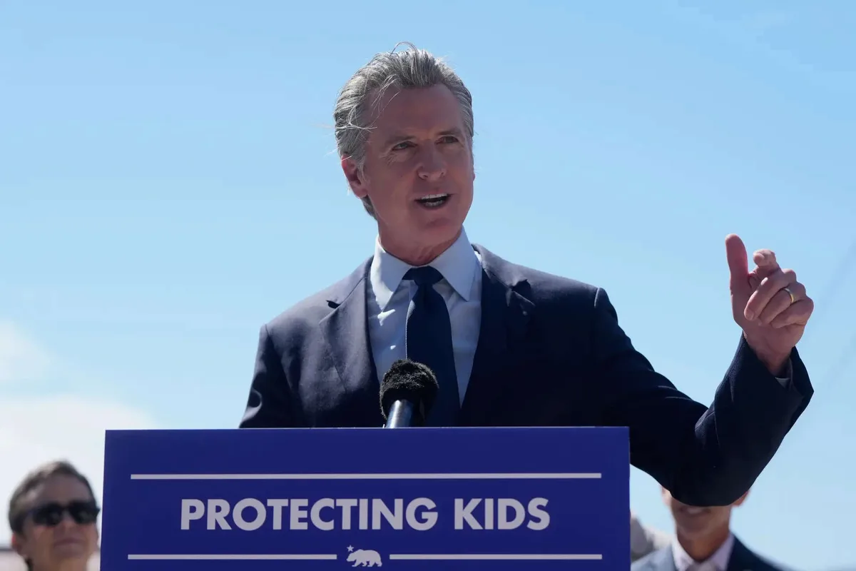 California governor signs law to limit U-16s social media risks
