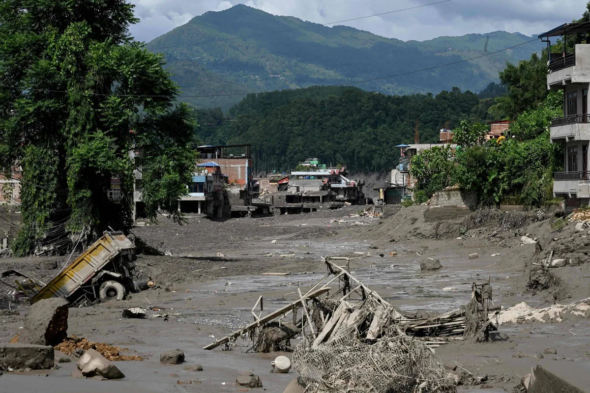 'Fui salvo por uma árvore', diz sobrevivente de inundação no Nepal