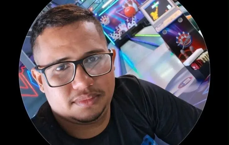 Homem bate moto contra mureta e sofre traumatismo craniano na AC-405 em Cruzeiro do Sul