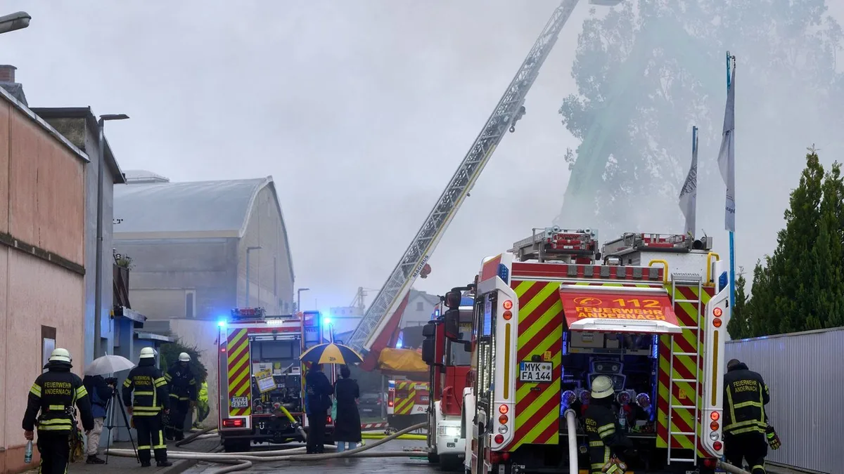 Brände: Mehr als hunderttausend Euro Schaden bei Lagerhallen-Brand