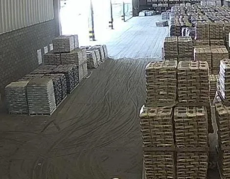 Ex-funcionário usa farda de empresa para furtar 280 sacos de cimento na Bahia