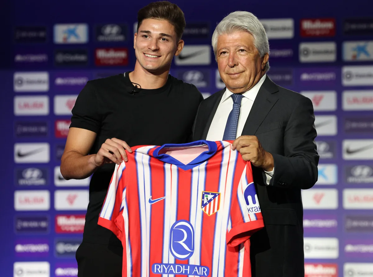 El presidente del Atlético de Madrid insistió con que Julián Álvarez no se irá al Barcelona y crece la tensión: “No sé si pedirá perdón”