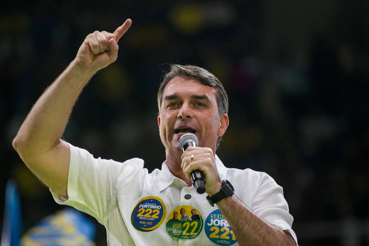 Flávio Bolsonaro e a profanação eleitoral da fé