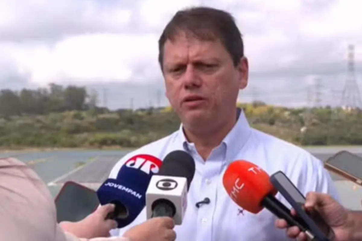 Tarcísio diz que estará com Flávio e quer vê-lo no debate com Lula