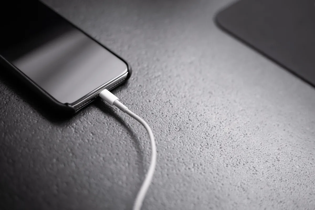 É perigoso usar carregador de celular público? Entenda o que é "juice jacking"