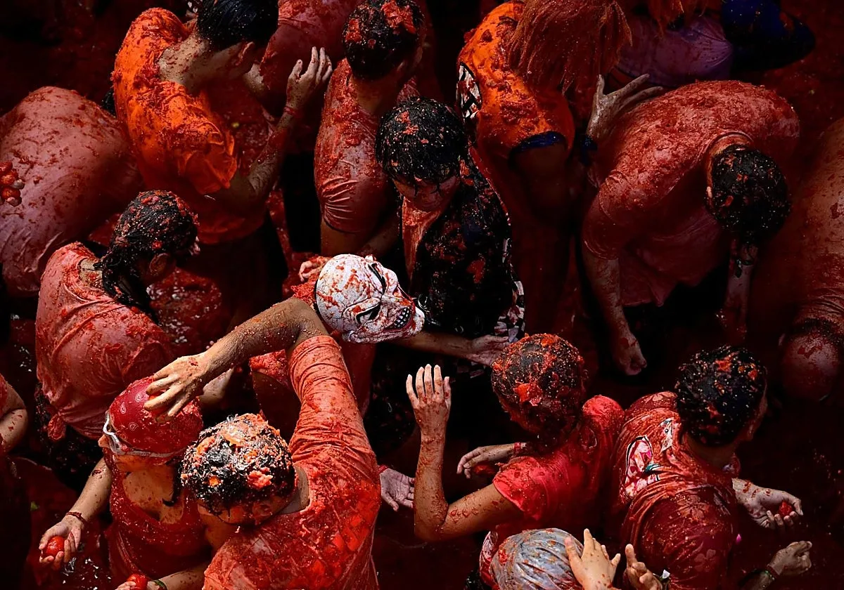 La Tomatina más internacional sumerge Buñol en un mar rojo de 150.000 kilos de tomates