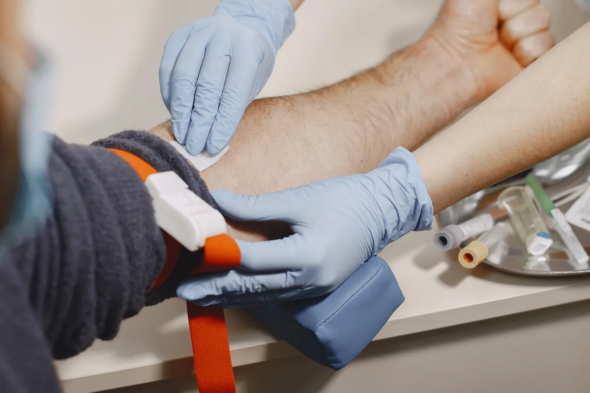Doação de sangue: novas regras reduzem espera após tatuagem e piercing
