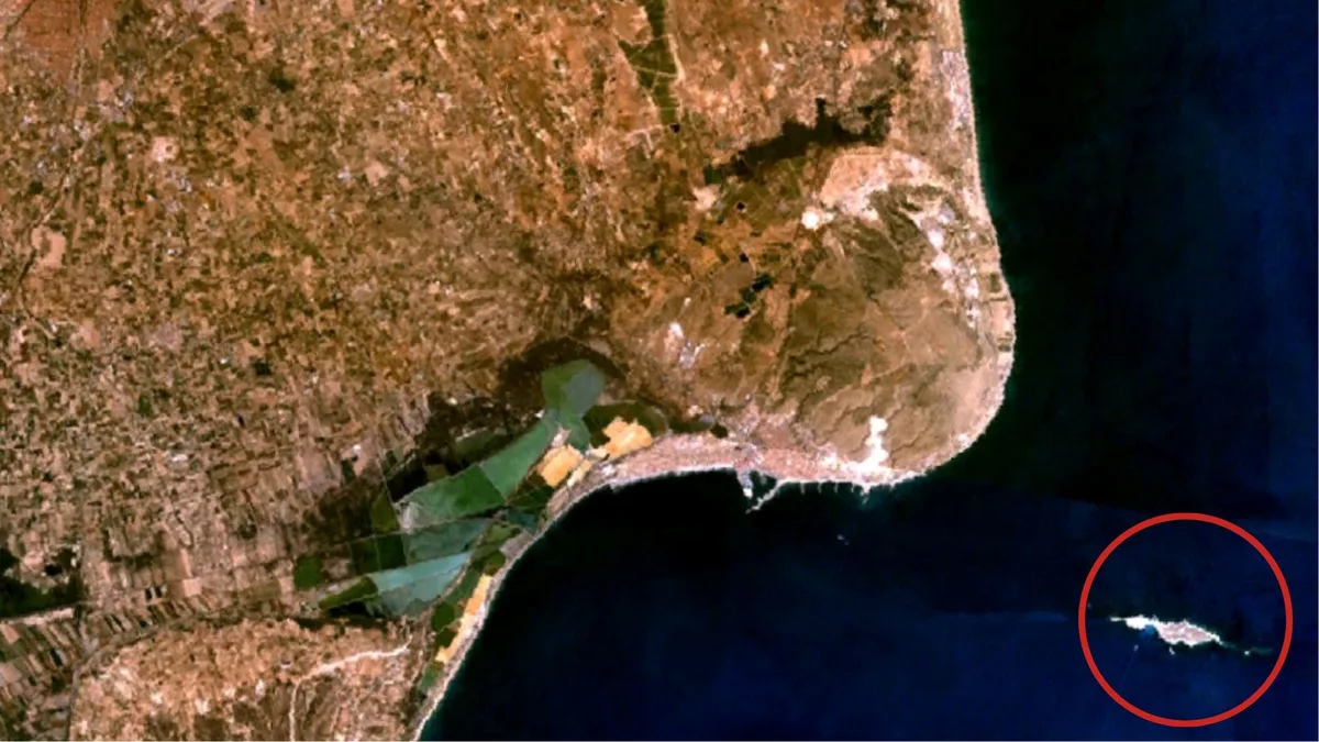 Enfrentamiento entre los vecinos de la isla poblada más pequeña de España: una asociación intenta frenar su independencia de Alicante