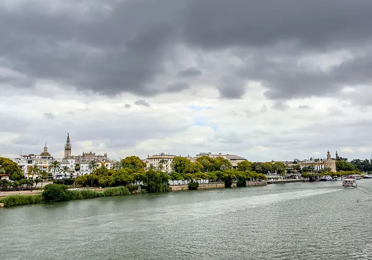 El tiempo se vuelve otoñal en Sevilla hoy: llegan las tormentas y bajan las temperaturas