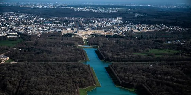 Des triathlètes dans le grand canal du château de Versailles : comment les événements sportifs s’approprient les lieux historiques