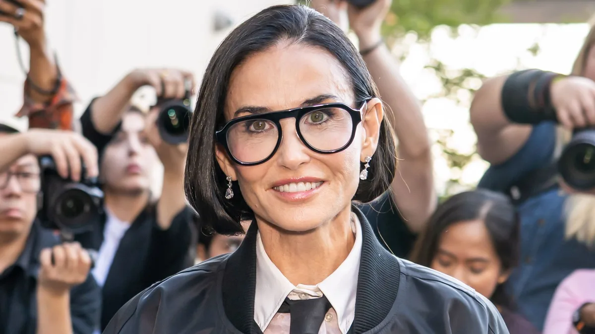 Paola Moyano, peluquera, sobre el 'bob' francés de Demi Moore: "Es un corte que transmite modernidad y frescura sin resultar juvenil en exceso"