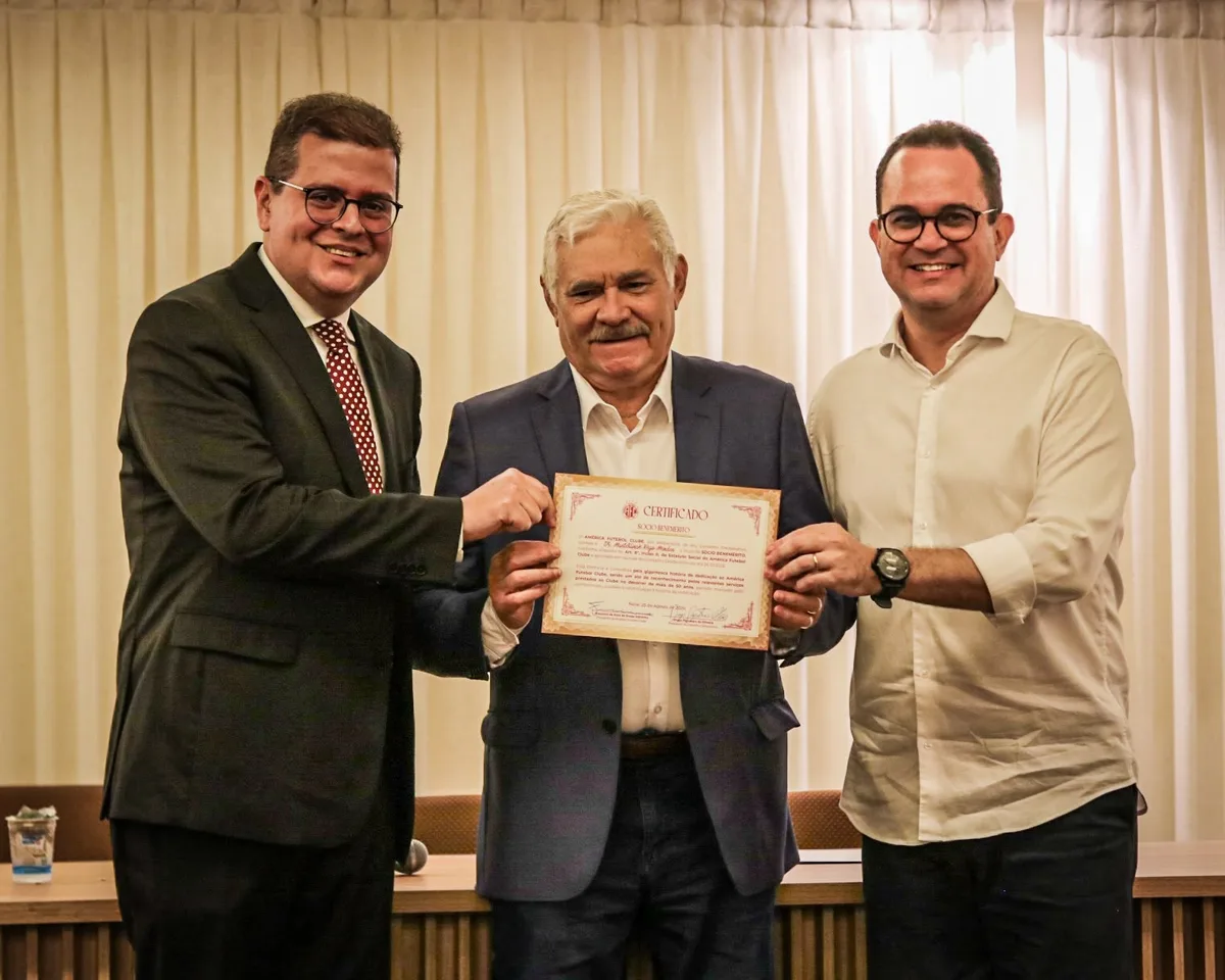 América-RN homenageia médico por 55 anos de serviços prestados ao clube
