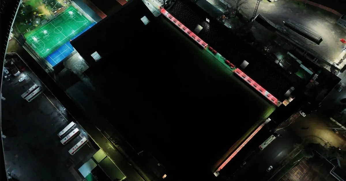 Barracas estrenó su nuevo sistema de iluminación y se cortó la luz en el estadio