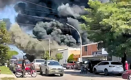 Por incendio en bodega de Los Mochis, desalojan a vecinos y estudiantes de Universidad Autónoma de Sinaloa; fuego afecta a depósito de agroquímicos