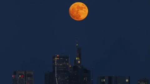El eclipse lunar de agosto llega para ponerlo todo patas arriba: este es su significado espiritual