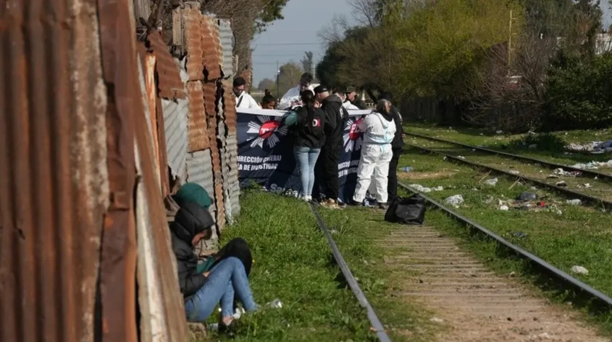 Rosario: encontraron muerto a un hombre junto a las vías, creyeron que fue un accidente y ahora investigan un posible crimen