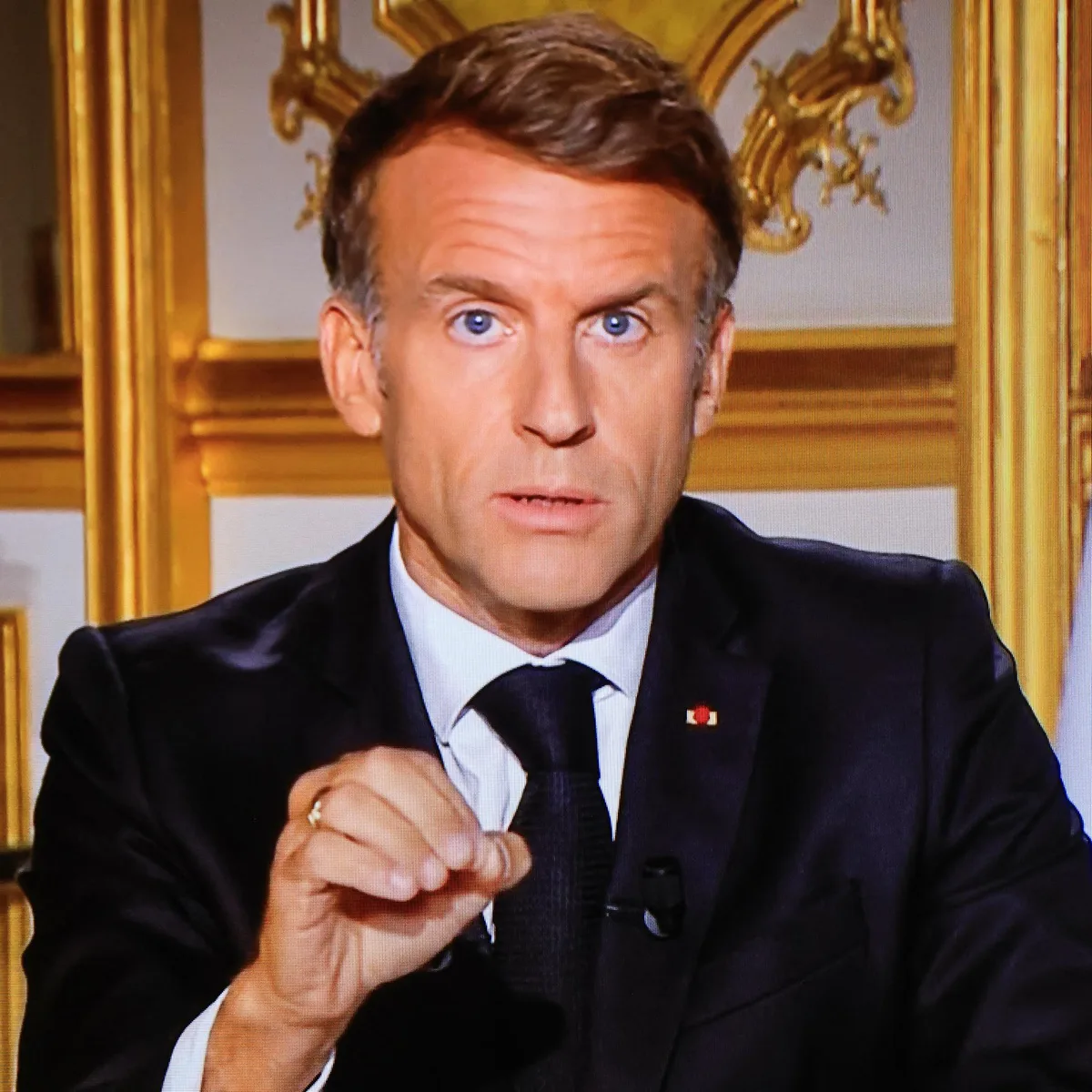 Nach Ausschreitungen - Frankreichs Präsident Macron verurteilt Gewalt: "Wir alle empfinden Wut und Scham"