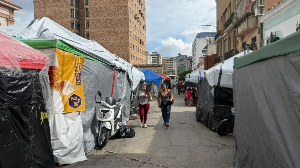 Dos meses después de los terremotos: familias acampan en plazas y calles de Caracas