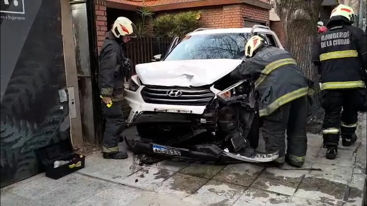 Choque múltiple en Palermo: colisionó contra tres vehículos estacionados y terminó sobre la vereda