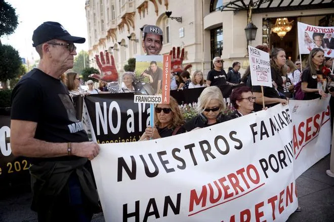Asociaciones de víctimas de la dana exigen prisión para Mazón al grito de "asesino"