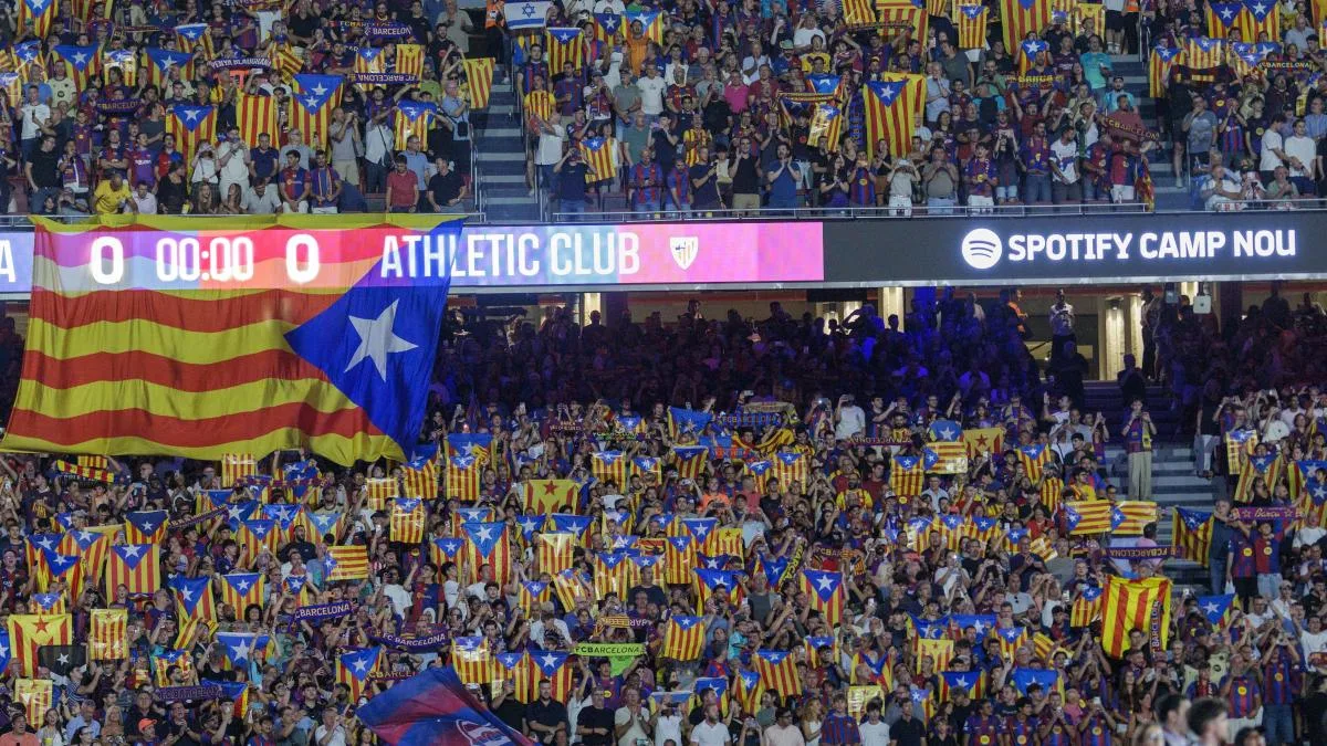 El Camp Nou se inunda de estelades para defender la libertad de exhibir banderas