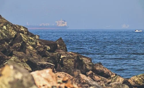 Irán responderá militarmente si EU intensifica el bloqueo marítimo; advierte sobre tránsito petrolero en Ormuz