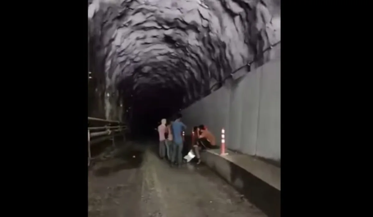 Forças do Nepal resgatam 350 pessoas que estavam presas em túnel após avalanche; VÍDEO