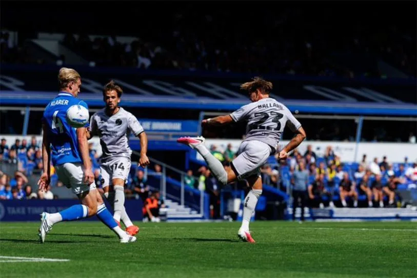 Dom Ballard anota gol de fantasía; parece que el Premio Puskás 2026 ya tiene dueño