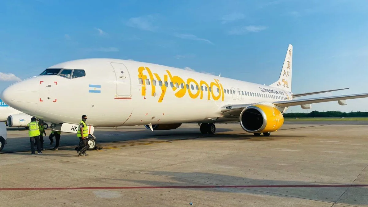 Flybondi debe casi $610.000 millones, pero asegura que quiere seguir operando