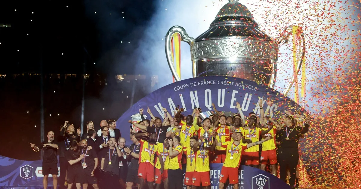 Golpe en Francia: Lens jugó 50 minutos con uno menos y le ganó al PSG para ser campeón por primera vez de la Supercopa