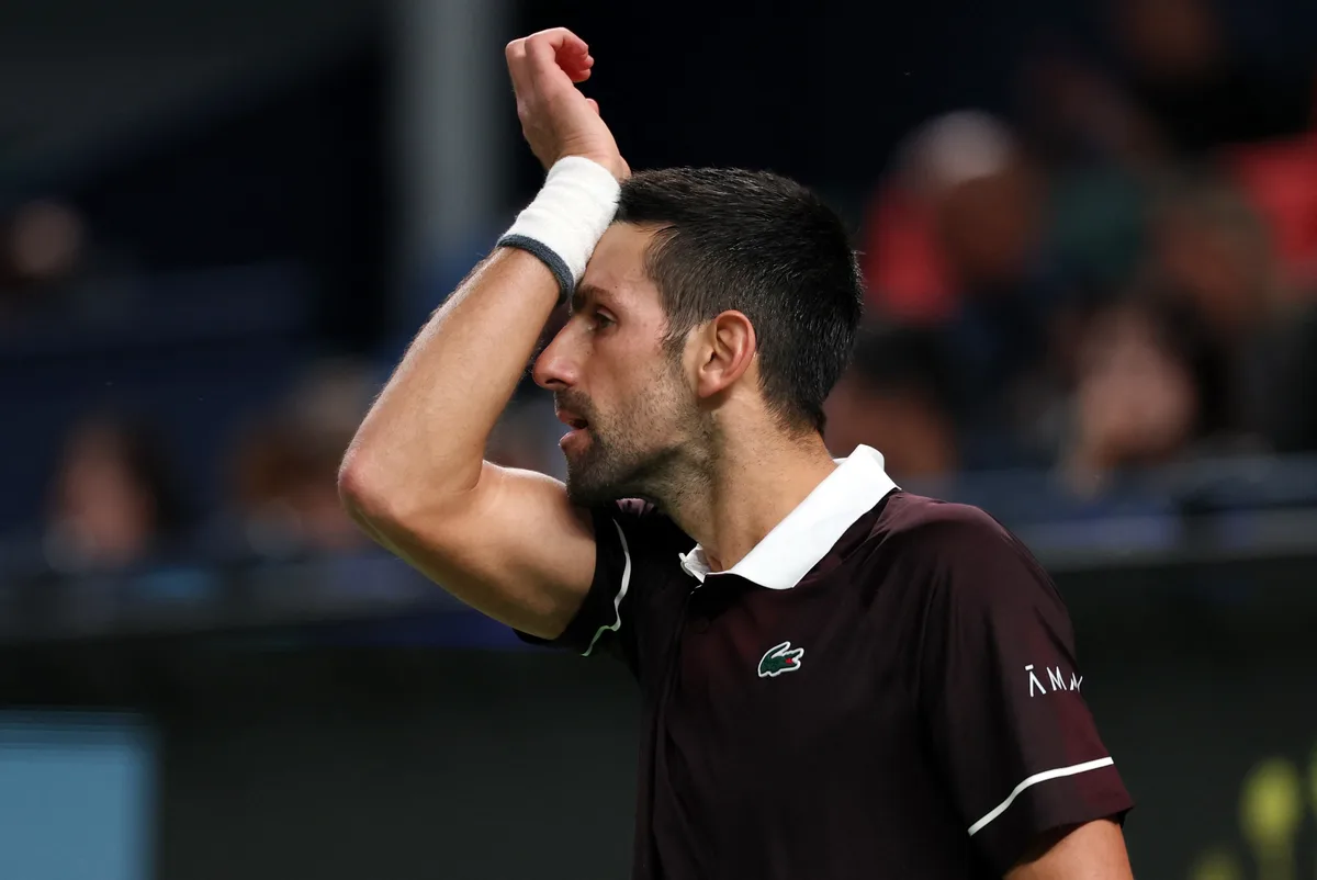 Djokovic cai na estreia do Masters 1.000 de Xangai e vai sair do top-10; Zverev vence convidado chinês