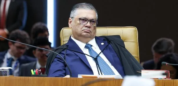 Dino segue Moraes e vota para rejeitar recurso de Eduardo Bolsonaro