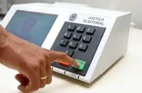 1º dia de campanha: Lula fala de mulheres; Flávio cita INSS e Lulinha