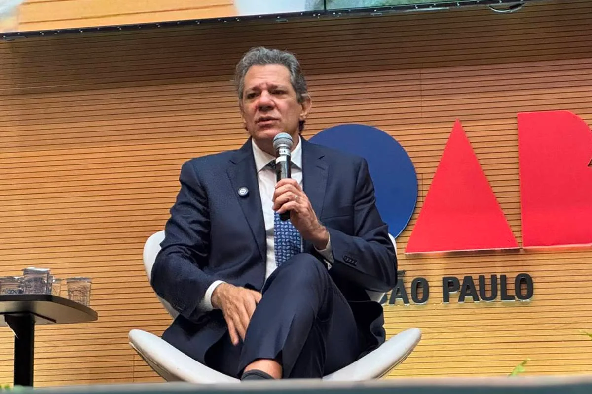 Haddad diz ter sido abordado por PMs com fuzis na porta de casa