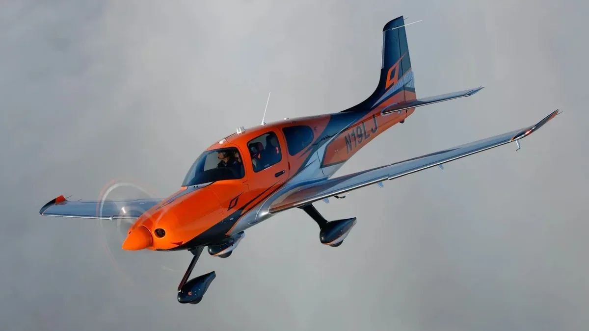 Avião cai e pega fogo em Minas Gerais, mas paraquedas salva piloto