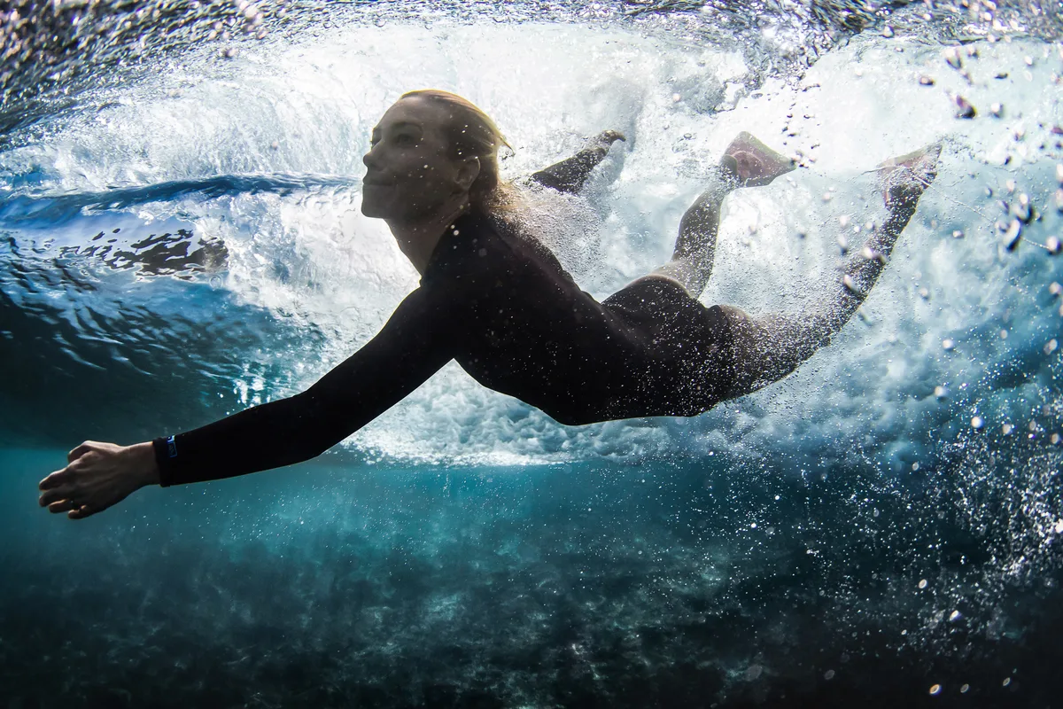 Christa Funk, la fotógrafa que retrata las olas más peligrosas de Hawai: "Nunca he querido alejarme del mar"