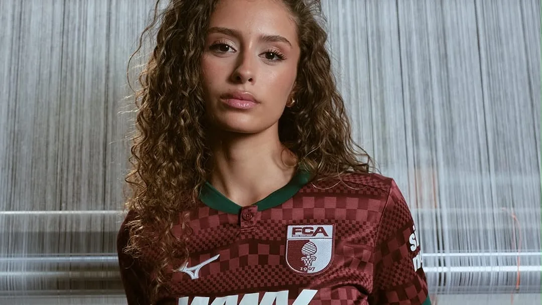 Mehr Follower als der FCA - Spielerfreundin präsentiert neues Augsburg-Trikot